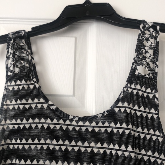 Black & white flowy high low tank - Picture 4 of 5